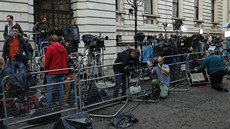 Novinái se scházejí ped sídlem premiéra Davida Camerona v Londýn (24. erven...