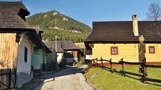 Hlavní a jediná „ulice“ ve Vlkolínci Hlavní a jediná „ulice“ ve Vlkolínci