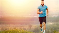 Sport v odlehlých oblastech přináší různá rizika. V případě nehody může tričko... Sport v odlehlých oblastech přináší různá rizika. V případě nehody může tričko...