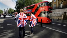 Píznivci brexitu oslavují v centru Londýna výsledky národního referenda k...