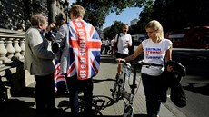 Píznivci brexitu (vlevo) oslavují v centru Londýna výsledky národního...
