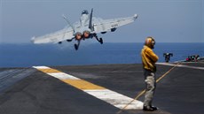 START. Stíhací letoun F/A-18 Hornet vzlétá z americké letadlové lodi Harry S....