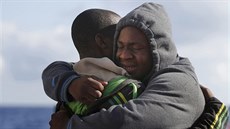 Migranti, které zachránila lo organizace MOAS u beh Libye (23. ervna 2016).