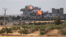 Kou stoupá nad továrnou nedaleko Aleppa, kde Islámský stát bojuje se Syrskými...