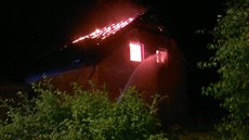 Požár zažehnutý bleskem způsobil na rodinném domě v Doubravčicích na Kolínsku... Požár zažehnutý bleskem způsobil na rodinném domě v Doubravčicích na Kolínsku...
