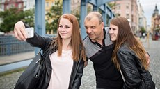 Herec Petr Rychlý před fanynkami rozhodně neutíká. Herec Petr Rychlý před fanynkami rozhodně neutíká.