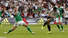 Nmecký útoník Mario Gomez stílí pes severoirského obránce Garetha McAuleyho.