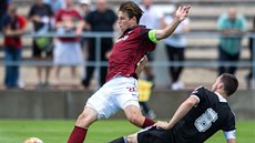 Sparťanský útočník Matěj Pulkrab se probíjí budějovickou obranou v přípravném... Sparťanský útočník Matěj Pulkrab se probíjí budějovickou obranou v přípravném...