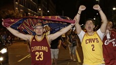Fanoušci Cleveland Cavaliers se radují z historického titulu v NBA. Fanoušci Cleveland Cavaliers se radují z historického titulu v NBA.