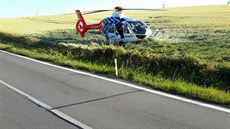 Vrtulník pistál na poli v sousedství silnice I/14.