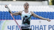 Jelena Isinbajevová si roztleskává domácí publikum na ruském ampionátu v...