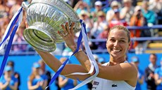 Dominika Cibulková slaví výhru na tenisovém turnaji v Eastbourne nad Karolínou... Dominika Cibulková slaví výhru na tenisovém turnaji v Eastbourne nad Karolínou...