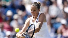 Karolína Plíková bhem finálového duelu tenisového turnaje v Eastbourne