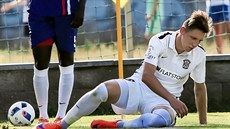 ZPĚT DO LIGY. Lukáš Stratil (na zemi) odehrál za Zbrojovku poločas v přípravě... ZPĚT DO LIGY. Lukáš Stratil (na zemi) odehrál za Zbrojovku poločas v přípravě...