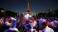 NONÍ SLEDOVÁNÍ ZÁPASU. Tihle francouztí fanouci zstali v parku i po svém...