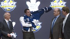 Jednička draftu NHL 2016 Auston Matthews obléká dres Toronta. Jednička draftu NHL 2016 Auston Matthews obléká dres Toronta.