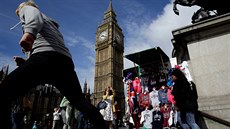 Londýnský Big Ben obklopený turisty.