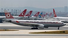 Letadla Turkish Airlines na Atatürkov letiti v Istanbulu.