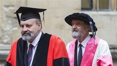 Prof. PhDr. Tomáš Halík, Th.D. přebírá čestný doktorát v Oxfordu (vpravo od něj... Prof. PhDr. Tomáš Halík, Th.D. přebírá čestný doktorát v Oxfordu (vpravo od něj...