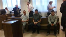 Čtveřice mužů se u hradeckého Krajského soudu zodpovídá z rozsáhlého drogového... Čtveřice mužů se u hradeckého Krajského soudu zodpovídá z rozsáhlého drogového...