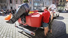 Vodní záchranáři v Plzni na náměstí Republiky převzali nový člun. (24. června... Vodní záchranáři v Plzni na náměstí Republiky převzali nový člun. (24. června...