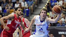 Český basketbalista Jan Veselý (vpravo) kontroluje míč před Tunisanem Mohamedem... Český basketbalista Jan Veselý (vpravo) kontroluje míč před Tunisanem Mohamedem...