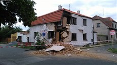 Ve středu dopoledne se v pražských Ďáblicích zřítila část rodinného domu. Na... Ve středu dopoledne se v pražských Ďáblicích zřítila část rodinného domu. Na...