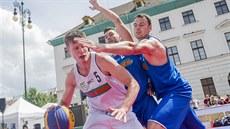 Jan Křivánek (vlevo) se tlačí do dua soupeřů Adama Číže (uprostřed) a Petra... Jan Křivánek (vlevo) se tlačí do dua soupeřů Adama Číže (uprostřed) a Petra...