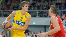 Dragan Bender ve žlutém dresu Maccabi Tel Aviv se pokouší prosadit přes Daniela... Dragan Bender ve žlutém dresu Maccabi Tel Aviv se pokouší prosadit přes Daniela...