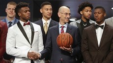 Adam Silver, komisinoá NBa, obklopený nadjemi soute. V první ad Buddy...