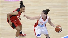 Česká rozehrávačka Michaela Vondráčková (vpravo) v přípravném utkání s Kanadou. Česká rozehrávačka Michaela Vondráčková (vpravo) v přípravném utkání s Kanadou.