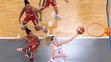 Česká mládežnická reprezentantka Kristýna Brabencová donáší míč do... Česká mládežnická reprezentantka Kristýna Brabencová donáší míč do...