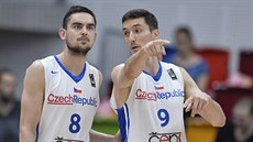 etí basketbalisté Tomá Satoranský (vlevo) a Jií Welsch si domlouvají akci.