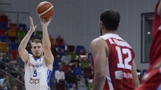 eský basketbalista Patrik Auda stílí na tuniský ko.
