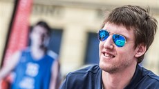 eský basketbalista Jan Veselý bhem autogramiády