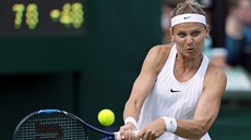 Lucie afáová zápasí v prvním kole Wimbledonu proti svoji kamarádce Bethanie...