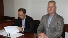 Martin Hausenblas (vpravo) u ústeckého soudu. Martin Hausenblas (vpravo) u ústeckého soudu.