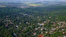 Mnoho domů má les přinejmenším jako kus zahrady. Mnoho domů má les přinejmenším jako kus zahrady.
