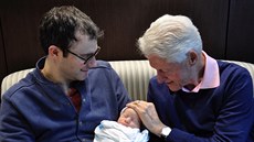 Marc Mezvinsky, jeho syn Aidan a tchán Bill Clinton (New York, 20. ervna 2016)