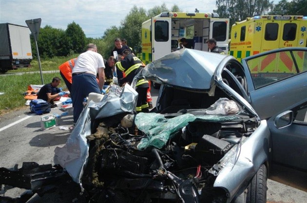 V Jaroov nad Neárkou se srazila dv osobní a jedno nákladní auto.