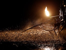 Tchajwantí rybái loví ryby ohnm. (18. ervna 2016)