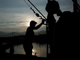 Tchajwantí rybái loví ryby ohnm. (18. ervna 2016)