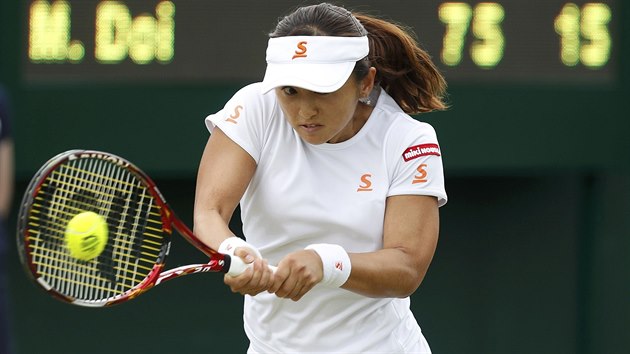 Japonsk tenistka Misaki Doiov hraje ve Wimbledonu proti Karoln Plkov.