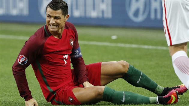 NA ZEMI. Cristiano Ronaldo v prvnm poloase zpasu s Polskem.