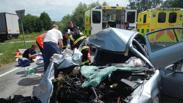 V Jaroov nad Nerkou se srazila dv osobn a jedno nkladn auto.