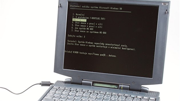 Dodval se s Windows 95, ppadn bez operanho systmu pro instalaci Linuxu. N exempl obsahuje Windows 98, kvli chyb disku ale nanebootuje.