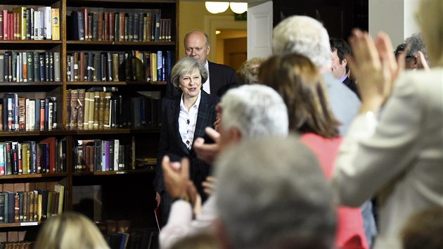 Britsk ministryn vnitra Theresa Mayov pichz na tiskovou konferenci, kde mluvila o sv kandidatue na pedsedkyni konzervativc a britskou premirku (30. ervna 2016).