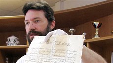 Historik Zdeněk Horák s jedním z objevených dokumentů. Historik Zdeněk Horák s jedním z objevených dokumentů.