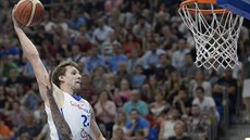 eský basketbalista Jan Veselý smeuje pes bránícího Edgara Garibaye z Mexika.