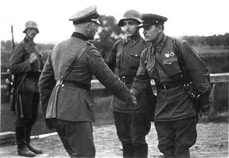 Výmluvný obrázek z podzimu 1939. Polsko je dobyto, sovtský dstojník se zdraví s nmeckým. Snímek byl v roce 1940 v SSSR publikován k prvnímu výroí osvobození západní Ukrajiny a Bloruska.